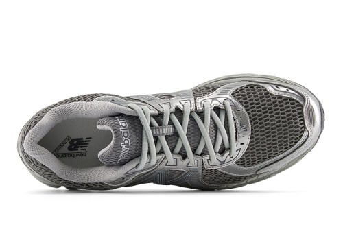 The New Balance 860v2 Sticks To A Silvery Formula(图5)