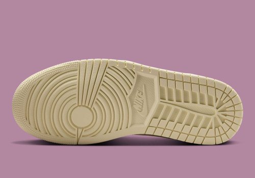 The Air Jordan 1 Low Takes An Iridescent Finish(图4) The Air Jordan 1 Low Takes An Iridescent Finish(图4)