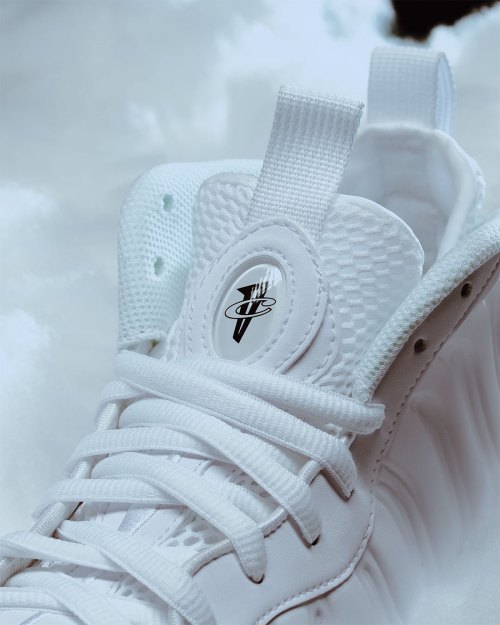 The White Nike Air Foamposite One Drops Tomorrow(图2) The White Nike Air Foamposite One Drops Tomorrow(图2)