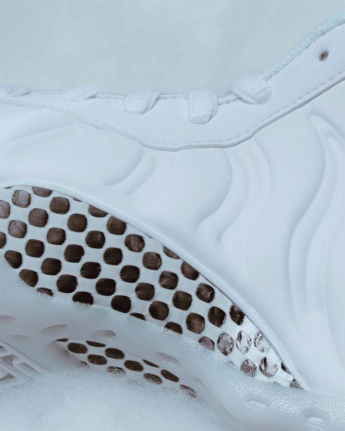 The White Nike Air Foamposite One Drops Tomorrow(图4) The White Nike Air Foamposite One Drops Tomorrow(图4)