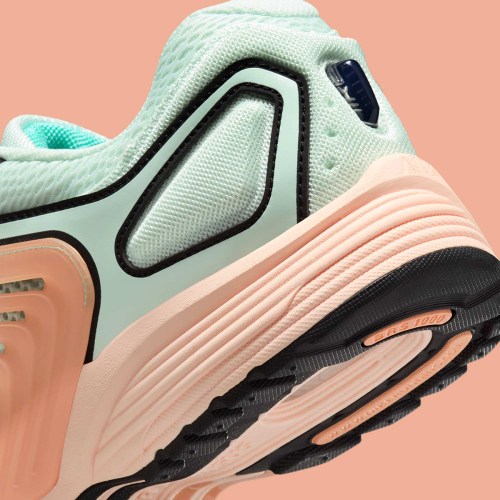 The Nike Pegasus Wave “Barely Green” Dips Into Tropical Waters(图7) The Nike Pegasus Wave “Barely Green” Dips Into Tropical Waters(图7)